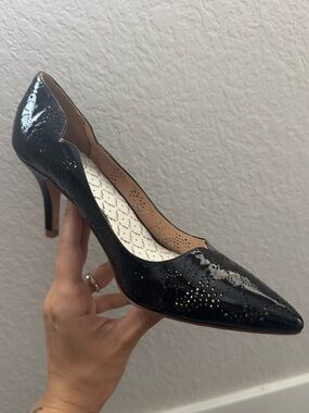 Hey Lady "First Lady" Black Patent Scalloped Brogue Pumps - 7M